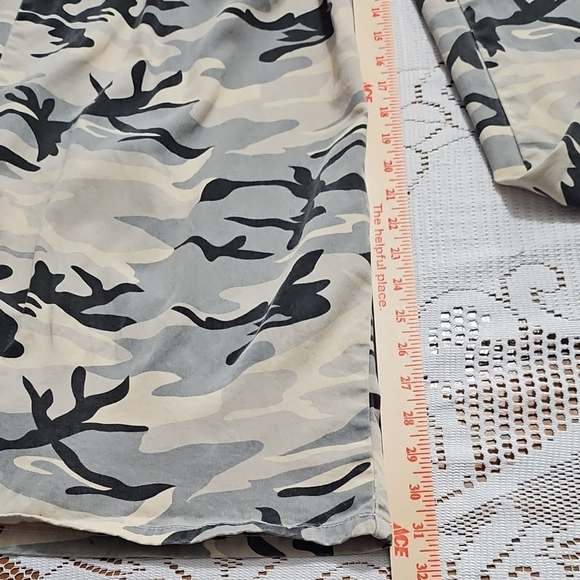 Vibrant Gray and Black Cargo Pants Winter/Neutral Camouflage - Picture 2 of 8